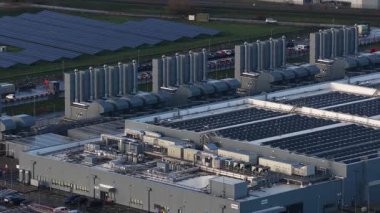 Hollanda, Winschoten 'da yeni inşa edilmiş bir yüksek ölçekli veri merkezinin dinamik hava aracı. Bu tesis sürdürülebilir ve yenilenebilir enerji kaynaklarıyla çalışan ileri teknoloji yapay zeka altyapısını entegre ederek yeşil teknolojinin geleceğini gözler önüne seriyor..