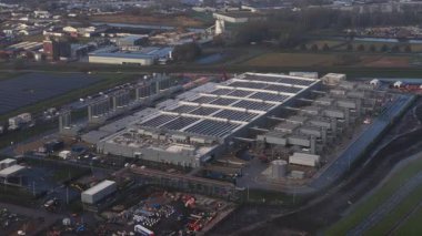 Hollanda, Winschoten 'da yeni inşa edilmiş bir yüksek ölçekli veri merkezinin dinamik hava aracı. Bu tesis sürdürülebilir ve yenilenebilir enerji kaynaklarıyla çalışan ileri teknoloji yapay zeka altyapısını entegre ederek yeşil teknolojinin geleceğini gözler önüne seriyor..