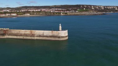 Folkstone 'da liman kolu, denizde akan iskele. Güneşli bir günde hava aracı videosu.