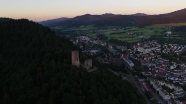 Atmosferik insansız hava aracı videosu, Almanya 'nın Kara Orman kentindeki Waldkirch tepesinde yer alan bir ortaçağ kalesi olan harap Kastelburg' u görüntülüyor. Görüntüler alacakaranlıktaki tarihi simgeyi gösteriyor..