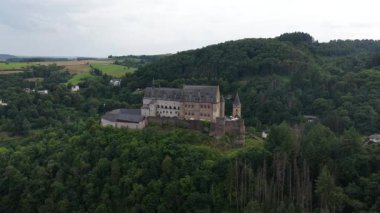 Ünlü, restore edilmiş Vianden Şatosu 'nun insansız hava aracı videosu. Lüksemburg' daki bir tepenin üzerine tünemiş büyük bir feodal kale. Bu tarihi anıt, ortaçağ Gotik mimarisinin sergilendiği büyük bir turistik cazibe merkezi..
