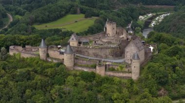 Bourscheid Şatosu, Lüksemburg 'un en büyük ve en eski kalelerinden biri olan devasa bir ortaçağ kalesidir. Hava görüntülerinde muhteşem harabeler ve çevreleyen manzaralar gösteriliyor..