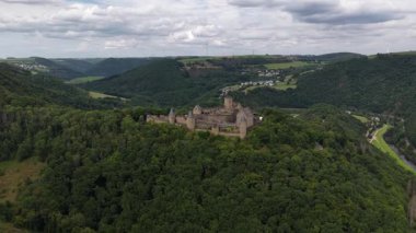 Bourscheid Şatosu, Lüksemburg 'un en büyük ve en eski kalelerinden biri olan devasa bir ortaçağ kalesidir. Hava görüntülerinde muhteşem harabeler ve çevreleyen manzaralar gösteriliyor..