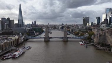 Londra 'nın göbeğinde ikonik Tower Köprüsü' nü ve Thames Nehri 'ni gösteren hava aracı videosu, tarihi mimariyi ve şehrin ufuk çizgisini gözler önüne seriyor..
