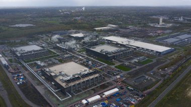 Belçika 'daki modern Saint Ghislain veri merkezinin insansız hava aracı görüntüsü, GPU gibi donanım ve yapay zeka devrimi endüstrisi için sunucuları barındıran büyük tesisi gözler önüne seriyor..