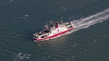 Southampton, üniter otorite, Birleşik Krallık, 30 Ekim 2025: MV Red Falcon, Red Funnel filosundan bir Raptor sınıfı Ro-Pax feribotu, Southampton ve Wight Adası arasındaki Solent 'ten geçerek araba ve yolcu taşır..