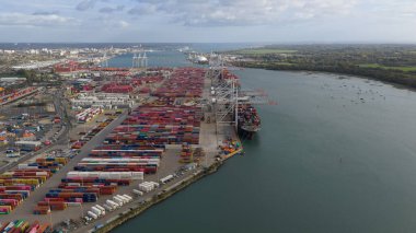 Southampton, Hampshire, İngiltere, Ekim, 26, 2025: Southampton, İngiltere 'deki DP World konteyner terminalinin insansız hava aracı görüntüsü, küresel ticaret ve karmaşık lojistiği sembolize eden yüklü ve boşaltılmış büyük konteyner gemilerini gösteriyor.
