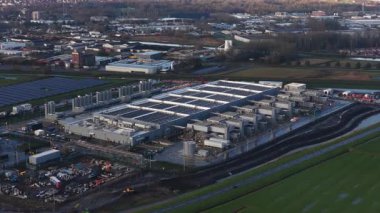 Dıştaki büyük bir veri merkezinin hava aracı videosu, veri depolama, işleme ve küresel dijital hizmetlerin dağıtımı için gereken muazzam teknolojik altyapıyı temsil ediyor..