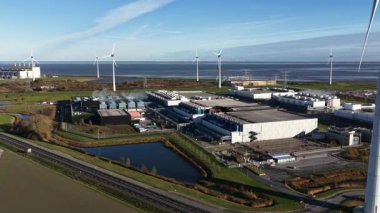 Hollanda 'daki Eemshaven veri merkezi kompleksinin hava aracı görüntüleri, büyük ölçekli bilgisayar altyapısı, yapay zeka yatırımı ve modern dijital enerji tesislerini gösteriyor.