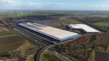 Moerdijk, Kuzey Brabant Eyaleti, Hollanda, 17 Kasım 2025: 240.000 m2 'nin hava aracı görüntüleri. Moerdijk 'teki DSV lojistik merkezi, büyük dağıtım tesisini, markalı cepheyi ve geniş altyapıyı gösteriyor.
