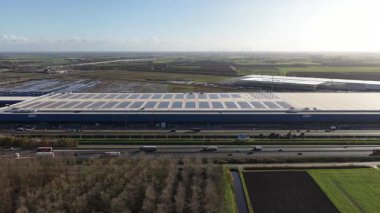 Moerdijk, Kuzey Brabant Eyaleti, Hollanda, 17 Kasım 2025: 240.000 m2 'nin hava aracı görüntüleri. Moerdijk 'teki DSV lojistik merkezi, büyük dağıtım tesisini, markalı cepheyi ve geniş altyapıyı gösteriyor.