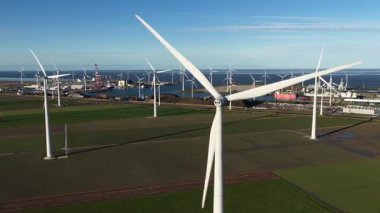 Eemshaven endüstriyel limanının hava aracı videosu, rüzgar türbinleri, temiz enerji üretimi ve Hollanda sürdürülebilir enerji geçişinde bölgelerin rolü.
