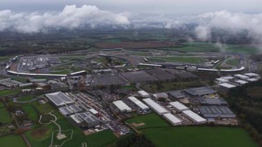 Towcester, Güney Northamptonshire Bölgesi, İngiltere, 29 Ekim 2025: Yeni Caddilac F1 ekip garajları Silverstone yarış sirkine. Yeni takım F1 'e 2026' da giriyor. Hava görüntüleri.