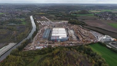 Farciennes, Belçika 'da yapım aşamasındaki büyük ölçekli yapay zeka veri merkezinin hava aracı görüntüleri, büyük bir dijital altyapı yatırımını ve küresel bilgisayar gücünün geleceğini vurguluyor..