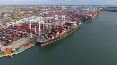 Southampton, Hampshire, İngiltere, 26 Ekim 2025 DP World Southampton konteyner terminali. Uluslararası derin deniz terminali ticareti. Hava aracı görünümü.