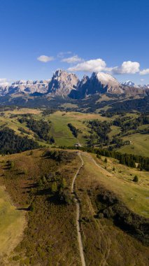 Dolomitlerdeki Seiser Alm platosunun havadan görünüşü geniş alp alanlarını, dramatik kireçtaşı zirvelerini ve yukarıdan çekilen geniş dağ manzaralarını vurguluyor..