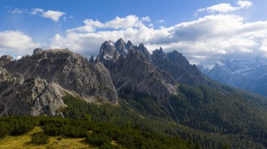 Tre Cime di Lavaredo civarındaki Dolomitlerin hava görüntüleri dramatik alp sırtları, kireçtaşı tepeleri, engebeli arazi ve geniş panoramik dağ manzarasını gösteriyor..