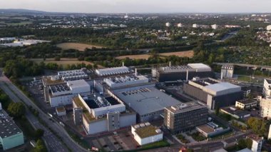 FRA30 Frankfurt veri merkezi tesislerinin hava aracı görüntüleri, sergilenen bulut altyapısı, modern endüstriyel binalar, fiber bağlantı ve yüksek performanslı internet teknolojisi.