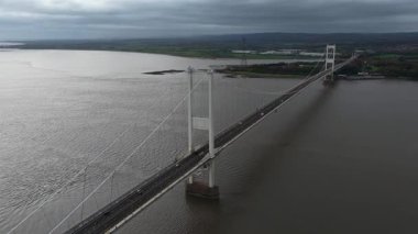 Severn Köprüsü 'nün hava aracı görüntüsü, İngiltere ve Galler' i birbirine bağlayan ana asma köprü, karayolu altyapısı, nehir geçişi ve bölgesel ulaşım güzergahları sergileniyor..