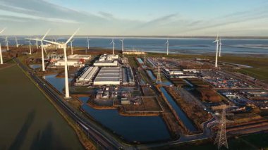 Yapay zeka, bulut platformları ve büyük ölçekli veri işleme altyapısı için dijital hesaplama gücünü gösteren modern bir veri merkezinin hava görüntüleri.