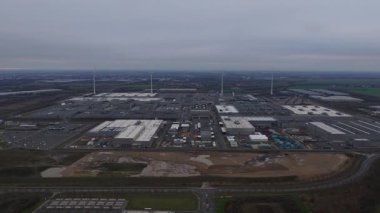 Almanya 'nın Leipzig kentindeki büyük bir otomobil üretim tesisinin hava aracı videosu, basın atölyesi ve vücut montajından boyacıya ve son araç montajına kadar tüm otomotiv üretim sürecini gösteriyor..