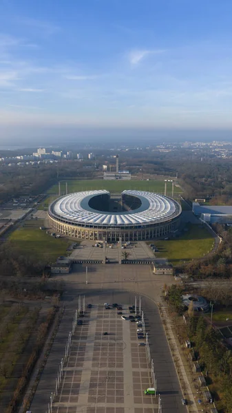Berlin, Westend 'deki Olimpiyat Stadyumu' nun ikonik mimarisi, tarihi önemi ve Almanya 'nın başkentinde önemli bir spor ve kültür simgesi olarak oynadığı hava aracı videosu.