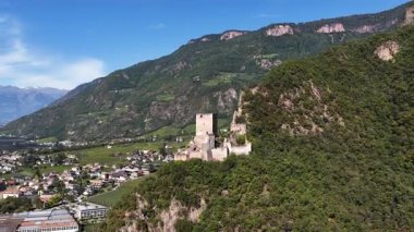 İtalya, Terlano 'nun yukarısındaki Castel Maultasch Neuhaus' un insansız hava aracı videosu, Alp arazisi ve etrafındaki vadilere bakan bir dağ sırtında tünemiş ortaçağ şatosunu gösteriyor..