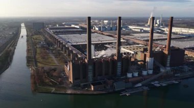 Wolfsburg, Lower Saxony, Almanya, 12 Aralık 2025: Almanya 'da büyük ölçekli otomobil enerji altyapısını destekleyen büyük bir otomotiv üretim sahasında Volkswagen enerji santralinin yakın görüntüsü