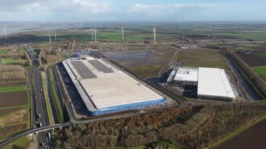 Kuzey Brabant 'taki Lojistik Parkı Moerdijk' in hava aracı görüntüsü, Hollanda 'daki büyük modern dağıtım merkezlerini, depoları, yük altyapısını ve ticari ticaret tesislerini gösteriyor..