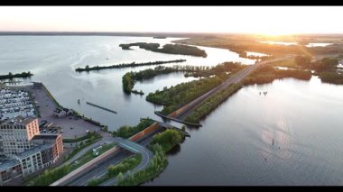 Hollanda 'daki Harderwijk Aqueduct' un hava aracı videosu sualtı tüneli, ulaşım bağlantısı ve Hollanda 'daki hareketlilik ve su kaynaklarını harmanlayan etkileyici inşaat mühendisliğini gözler önüne seriyor..