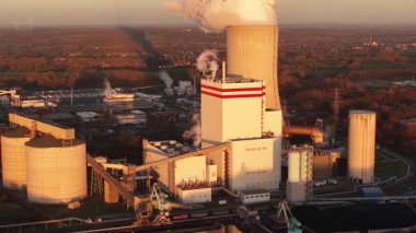 Kuzey Ren-Vestfalya, Almanya 'daki Lunen Stummhafen kömür santralinin insansız hava aracı videosu soğutma kulesi, kanal su sistemi ve büyük ölçekli elektrik üretim altyapısını gösteriyor..
