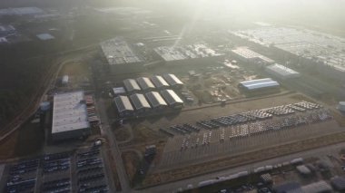 Berlin-Brandenburg 'da gelişmiş EV üretim tesisleri, pil üretimi ve sürdürülebilir hareketliliği sağlayan modern endüstriyel altyapıyı ön plana çıkaran büyük bir elektrikli araç gigafakarının hava aracı videosu.