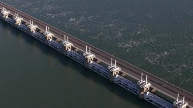 Hollanda 'daki Oosterscheldekering' in hava aracı görüntüsü, Delta Works sel savunma sisteminin bir parçası, N57 boyunca Schouwen-Duithe ve Noord-Beveland arasında önemli bir yol bağlantısı ile kıyı korumasını birleştirdi..