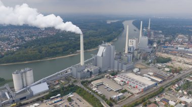 Grosskraftwerk Mannheim kömür santralinin hava görüntüsü, soğutma kuleleri, bacalar, endüstriyel yapılar ve büyük ölçekli elektrik üretim altyapısı sergileniyor.