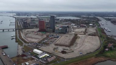 Sluisbuurt, Amsterdam 'da inşa edilen ve modern şehir mimarisi, yüksek yoğunluklu konutlar ve Hollanda' da çağdaş şehir gelişiminin sergilendiği yeni inşa edilmiş yerleşim binalarının insansız hava aracı videosu..