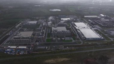 Saint-Ghislain, Belçika 'daki büyük ölçekli bir veri merkezinin hava aracı videosunda gelişmiş yapay zeka altyapısı, bulut teknolojisi ve modern ekonomiye güç veren yüksek kapasiteli dijital sistemler sergileniyor..