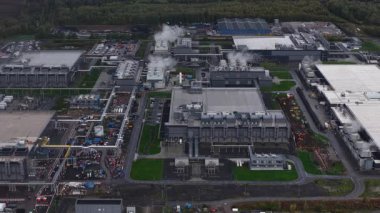Saint-Ghislain, Belçika 'daki büyük ölçekli bir veri merkezinin hava aracı videosunda gelişmiş yapay zeka altyapısı, bulut teknolojisi ve modern ekonomiye güç veren yüksek kapasiteli dijital sistemler sergileniyor..