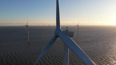 Hollanda 'daki Afsluitdijk' te, deniz aşırı rüzgar türbinlerinin yakın çekim videosu yenilenebilir enerji üretimi ve denizdeki sürdürülebilir enerji altyapısını gösteriyor..