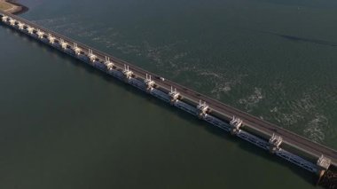Zeeland 'deki Oosterscheldekering' in hava aracı videosu ikonik Delta Works sel bariyerini, devasa sütunları ve Hollanda 'yı fırtına dalgalarından koruyan taşınabilir kapıları gösteriyor..