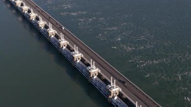 Zeeland 'deki Oosterscheldekering' in hava aracı videosu ikonik Delta Works sel bariyerini, devasa sütunları ve Hollanda 'yı fırtına dalgalarından koruyan taşınabilir kapıları gösteriyor..