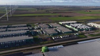 Hollanda 'nın Middenmeer kentindeki büyük ölçekli veri merkezi altyapısının hava aracı görüntülerini kapat, yüksek performanslı bilgisayar, soğutma sistemleri ve endüstriyel dijital altyapı sergiliyor.