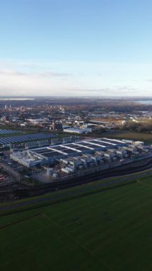 Winschoten, Groningen, Hollanda 'daki büyük ölçekli hiperölçekli bir veri merkezinin dikey insansız hava aracı görüntüsü, yüksek performanslı bilgisayar ve dijital bilgi teknolojisi altyapısını göstermektedir..