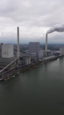 Almanya 'daki Mannheim kömür santralinin hava aracı videosu büyük ölçekli enerji üretimini, fosil yakıt altyapısını ve endüstriyel bir tesisten duman çıkaran bacaları gösteriyor..
