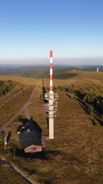 Feldberg 'in Kara Orman' daki dikey insansız hava aracı videosu, yeni Feldbergturm, hava radar kurulumu ve tarihi Friedrich-Luise-Turm.