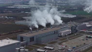 Sandersdorf-Brehna, Saksonya Anhalt, Almanya, 14 Aralık 2025: Avrupa 'nın en gelişmiş kağıt fabrikalarından biri olan Progroup Papierfabrik PM3' ün havadan görüşü, geri dönüştürülmüş malzemelerden sürdürülebilir kıvrımlı temel kağıt üretiyor.