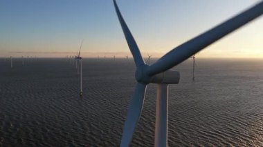 Rüzgar türbinlerinin yenilenebilir elektrik üreten hava aracı görüntüsü, rüzgarı güce dönüştüren ve fosil yakıtlardan uzak küresel geçişi destekleyen temiz enerji teknolojisini gösteriyor.