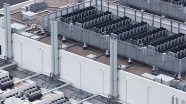 Ludwigsfelde, Brandenburg, Almanya, 13 Aralık, 2025: Berlin 'deki Vantage Veri Merkezleri kampüsünün havadan görünüşü, büyük ölçekli kolokasyon tesisleri, yüksek yoğunluklu bilgisayar gücü ve dayanıklı dijital altyapı.