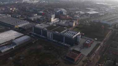 Berlin veri tabanının hava aracı videosu, küresel bulut hesaplama gücünü, kolokasyon tesislerini ve kentsel teknoloji ortamındaki yapay zeka altyapısını vurguluyor..