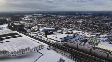 Veldhoven, Kuzey Brabant, Hollanda, 4 Ocak 2026: Kış boyunca Veldhoven 'daki ASML fabrikalarının hava aracı videosu, dünyanın en kritik çip yapma teknolojisini ve küresel yapay zeka, akıllı telefonlar ve gelişmiş yapay zeka teknolojisindeki önemli rolünü vurguluyor.