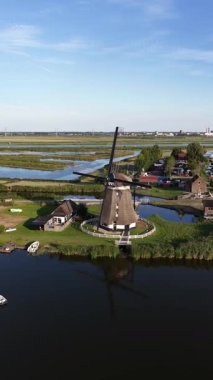 Eendrachtsmolen 'in hava klibi, 1727 Hollanda yer yelken değirmeni su yönetimi için kullanılır, Rottemeren ve Hennipsloot arasında yer alır..